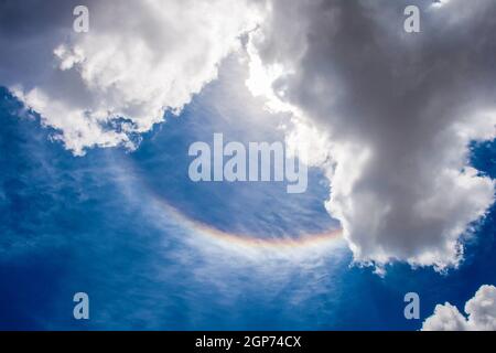 SANTA CLARA, KUBA- 22. MAI 2011:Regenbogen am Himmel zwischen zwei Wolken, gebildet in der Mitte des Himmels, um 12:01 Uhr Stockfoto