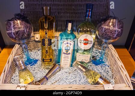 England, Hampshire, Laverton, Bombay Sapphire Gin Distillery, Retail Shop, Display of Bombay Sapphire Products for Sale Stockfoto