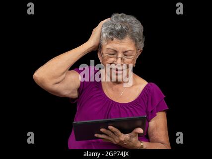 Ältere Frau mit Brille mit einem Tablet Stockfoto