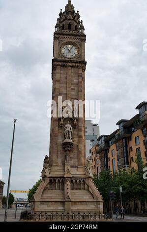 Belfast, N.Irland - 4. September 2021: Das berühmte Wahrzeichen von Belfast der Albert Memorial Clock Stockfoto