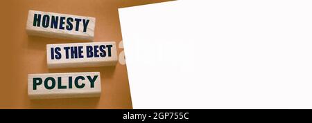 Ehrlichkeit ist die beste Politik Worte in Holzblöcken geschrieben. Vertrauenswürdig, Wahrheit, Überzeugungen und Vereinbarung Geschäftskonzept. Stockfoto