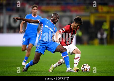 Mailand, Italien. 28. September 2021. Brahim Diaz (R) vom AC Mailand wird während des UEFA Champions League Fußballspiels zwischen dem AC Mailand und dem Club Atletico de Madrid von Geoffrey Kondogbia vom Club Atletico de Madrid herausgefordert. Kredit: Nicolò Campo/Alamy Live Nachrichten Stockfoto