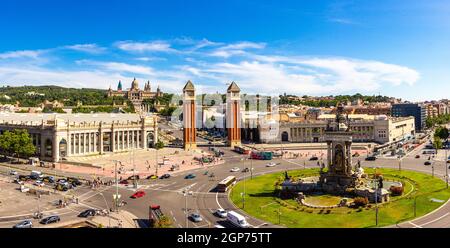 Barcelona, Katalonien Spanien - 26. Juli 2019: Luftaufnahme der Placa d'Espanya oder der Plaza de Espana, des spanischen Platzes und des Brunnens des Montjuic in Summe Stockfoto