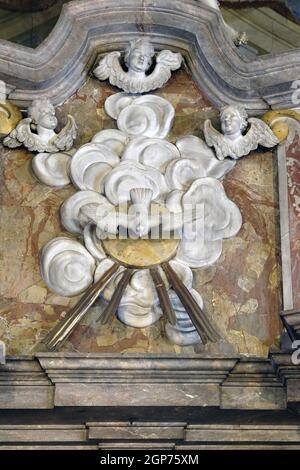 Heilige Geist ist von Engeln, Statue auf dem Hauptaltar in der St. Johannes der Täufer Kirche in Zagreb, Kroatien umgeben Stockfoto