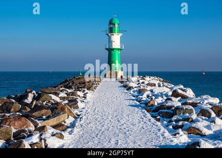 Maulwurf am Ufer der Ostsee im Winter in Warnemünde, Deutschland. Stockfoto