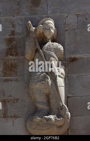 Saint George, Statue auf dem Portal der Kirche der Himmelfahrt der Jungfrau in Pag, Kroatien Stockfoto