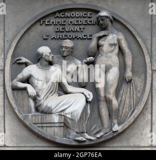 Agnodice, Ärztin vor dem Areopag. Steinrelief am Gebäude der Faculte de Medicine Paris, Frankreich. Stockfoto