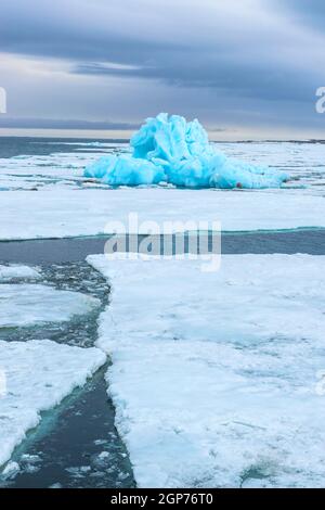 Blauer Eisberg, der in der Hinlopenstraße, auf Spitzbergen, auf dem Spitzbergen-Archipel, Norwegen, driftet Stockfoto