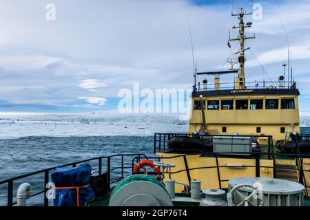 Expeditionsboot in BjornSundet auf schwerer See, Spitzbergen-Insel, Svalbard-Archipel, Norwegen Stockfoto