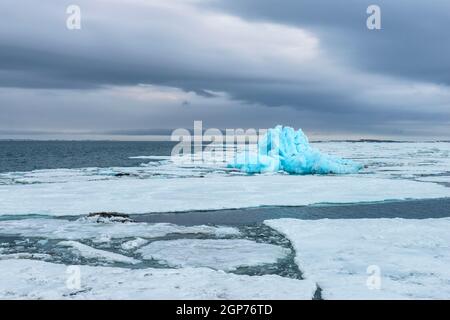 Blauer Eisberg, der in der Hinlopenstraße, auf Spitzbergen, auf dem Spitzbergen-Archipel, Norwegen, driftet Stockfoto