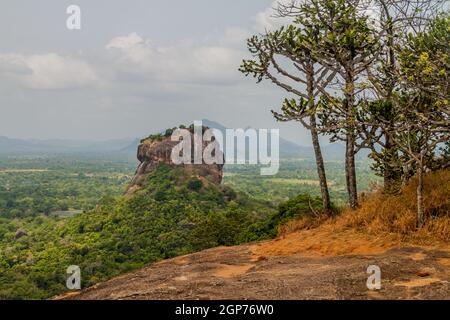 Blick auf Sigiriya Lion Rock vom nahe gelegenen Pidurangala Rock, Sri Lanka Stockfoto