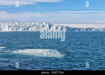 Palanderbukta, Eiskappe und Packeis, Gustav Adolf Land, Nordaustlandet, Svalbard, Norwegen Stockfoto