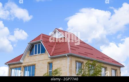 Dach Blech. Moderne Arten von Dachbaustoffen. Stockfoto