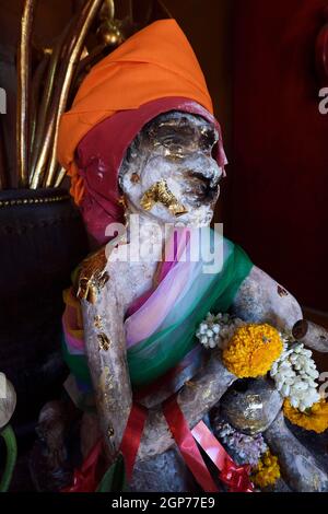 Mit Blattgold überzogene Affenstatue, Wat Chalong, Tempel auf Phuket, Thailand Stockfoto