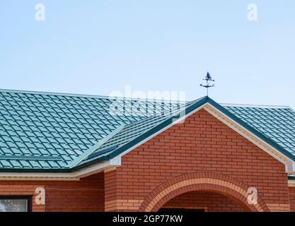 Das Dach des Wellblech. Überdachung des Metallprofil gewellte Form. Stockfoto