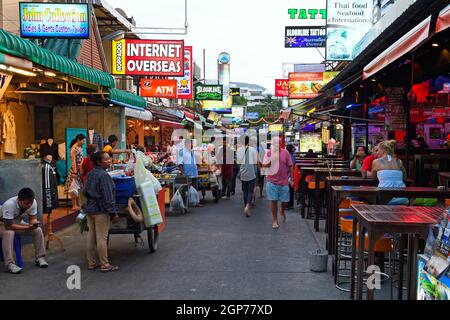 Touristen auf Bangla Road, Party-Viertel und Rotlichtviertel, Patong Beach, Phuket, Thailand Stockfoto