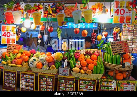 Mit frischem Obst stehen für die Erzeugung von fruchtigen Smoothies, Night market Patong Beach, Phuket, Thailand Stockfoto