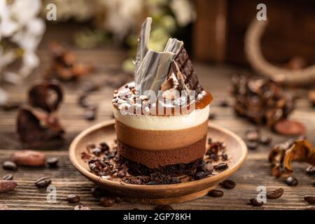 Leckere geschichtete Mini runden Kaffee und Schokoladenkuchen, Nahaufnahme Stockfoto