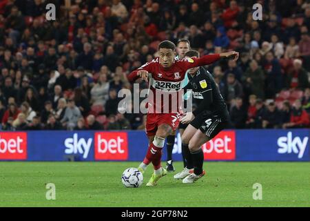 MIDDLESBROUGH, GROSSBRITANNIEN. 28. SEPTEMBER Marcus Tavernier von Middlesbrough im Einsatz mit John Fleck von Sheffield United während des Sky Bet Championship-Spiels zwischen Middlesbrough und Sheffield United am Dienstag, dem 28. September 2021 im Riverside Stadium, Middlesbrough. (Kredit: Mark Fletcher | MI News) Kredit: MI Nachrichten & Sport /Alamy Live News Stockfoto