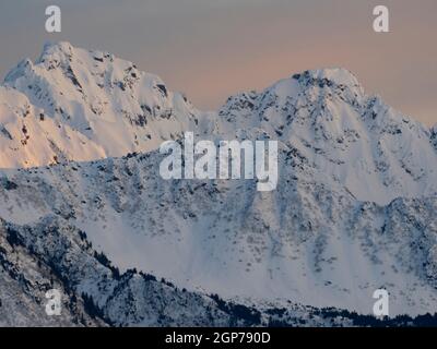Berge rund um Resurrection Bay, Seward, Alaska. Stockfoto