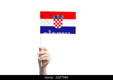 Schöne weibliche Hand hält Kroatien Flagge, isoliert auf weißem Hintergrund. Stockfoto