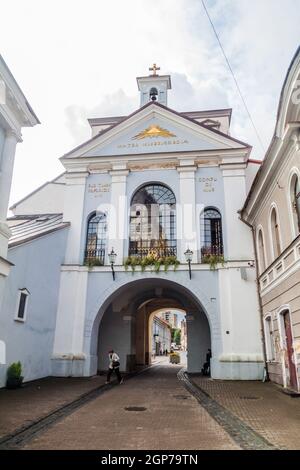 VILNIUS, LITAUEN - 16. AUGUST 2016: Nordseite des Tores der Morgenröte in Vilnius, Litauen. Stockfoto