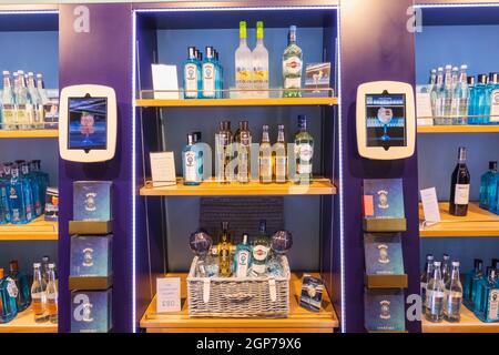 England, Hampshire, Laverton, Bombay Sapphire Gin Distillery, Retail Shop, Display of Bombay Sapphire Products for Sale Stockfoto