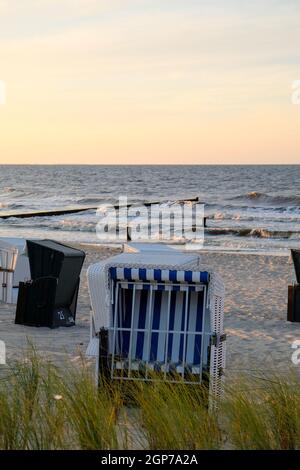 Liegestühle am Abend am einsamen Strand von Zempin auf der Insel Usedom. Stockfoto