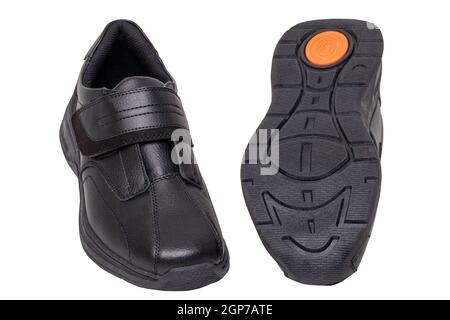 Schwarze Schuhe von Mans. Nahaufnahme eines schwarzen Sneakers oder Sportschuhs isoliert auf weißem Hintergrund. Elegante und trendige Herrenschuhe. Makro. Stockfoto