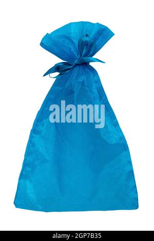 Schmuckbeutel isoliert. Nahaufnahme eines blauen transparenten Seidenschmucksack mit Schleife isoliert auf weißem Hintergrund. Makro einer Tasche für einen Schmuck gi Stockfoto