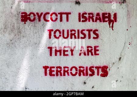 MALE, MALEDIVEN - 11. JULI 2016: Israelische Touristen werden durch Schreiben boykottiert, sie sind Terroristen an einer Mauer in Male, Malediven. Stockfoto