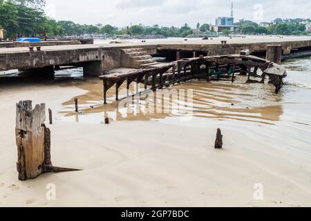 Altes Wrackschiff in einem Hafen von Galle, Sri Lanka Stockfoto