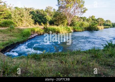 Wasserkanal in der Nähe des Udawalawe National Village, Sri Lanka Stockfoto