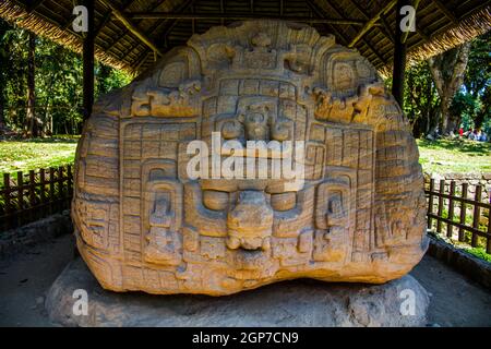 Monolithischer Altar, Zoomorph P, 795, präkolumbianische Maya-Stadt, Quirigua, Guatemala Stockfoto