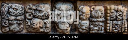 Glyphen und Masken im Tempel der Meditation, East Plaza mit Struktur 22, Copan Ruinen, Honduras Stockfoto