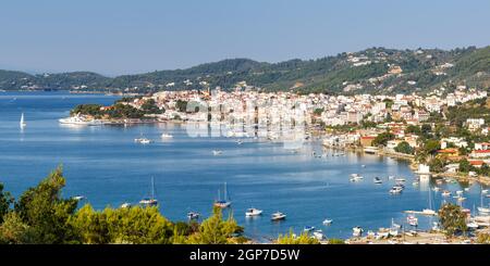 Insel Skiathos Griechenland Hafen Stadt Panoramaaussicht Bannerlandschaft Mittelmeer Reisen Stockfoto