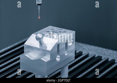 Betreiber Inspektion dimension Metallteilen von CMM nach Bearbeitung in der industriellen Produktion. Stockfoto