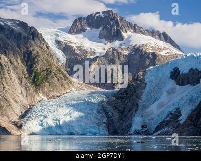 Kajakfahren, Northwestern Fjord, Kenai Fjords National Park, in der Nähe von Seward, Alaska. Stockfoto