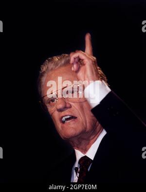 10. Oktober 1997, Christian Evangelist Billy Graham, William Franklin Graham Jr. (1918-2018) zeigt einen Finger in Richtung Himmel während einer Predigt im Cow Palace in Daly City, Kalifornien, USA Stockfoto