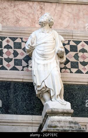 Statue des Propheten zugeschrieben Andrea Pisano, Portal an der Seitenwand der Cattedrale di Santa Maria del Fiore (Kathedrale der Heiligen Maria der Blume), Stockfoto