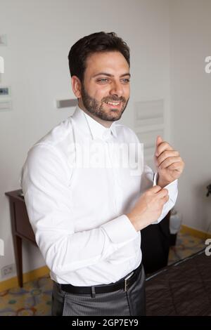 Junge italienische Bräutigam mit Bart, braune Haare und grüne Augen vor der Ehe Stockfoto