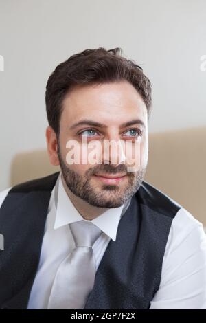 Junge italienische Bräutigam mit Bart, braune Haare und grüne Augen vor der Ehe Stockfoto