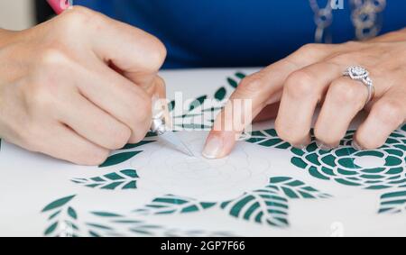 Kreationen von Papier Schneiden durch die Fähigkeit des Handwerkers. Stockfoto