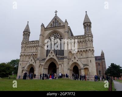 St Albans, Hertfordshire, England, September 21 2021: Hochzeitsgäste warten darauf, in die Kathedrale zu gehen. Stockfoto