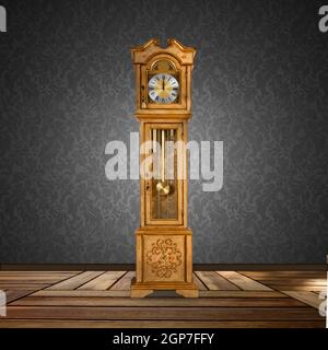 Alte Standuhr isoliert in einem leeren Raum. Stockfoto