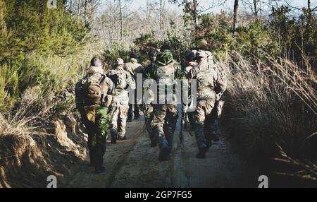 Airsoft military game Spieler in der Tarnung Uniform mit Armed Assault Rifle. Stockfoto