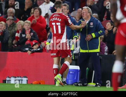 Middlesbrough, England, 28. September 2021. Neil Warnock-Manager von Middlesbrough schüttelt sich die Hände mit Andraz Sporar von Middlesbrough, als er während des Sky Bet Championship-Spiels im Riverside Stadium, Middlesbrough, ersetzt wird. Bildnachweis sollte lauten: Simon Bellis / Sportimage Stockfoto