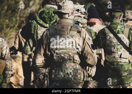Airsoft military game Spieler in der Tarnung Uniform mit Armed Assault Rifle. Stockfoto