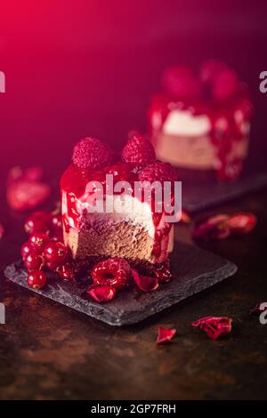 Mini runde Mousse Dessert mit Fruchtgelee bedeckt und dekoriert Mit Himbeere Stockfoto