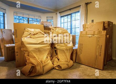 Umzugsboxen in einem Wohnhaus Stockfoto